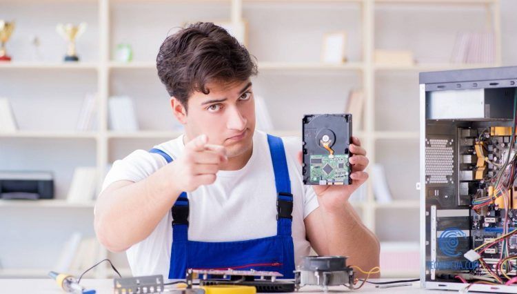 Técnico con un disco duro en la mano