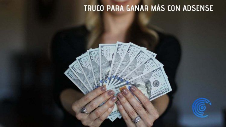 Mujer enseñanod un fajo de billetes de dolar