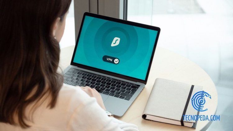 Mujer conectando un ordenador a un VPN