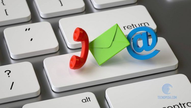 Iconos de teléfono, email y arroba sobre un teclado