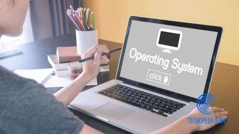 Hombre instalado un sistema operativo en un portátil