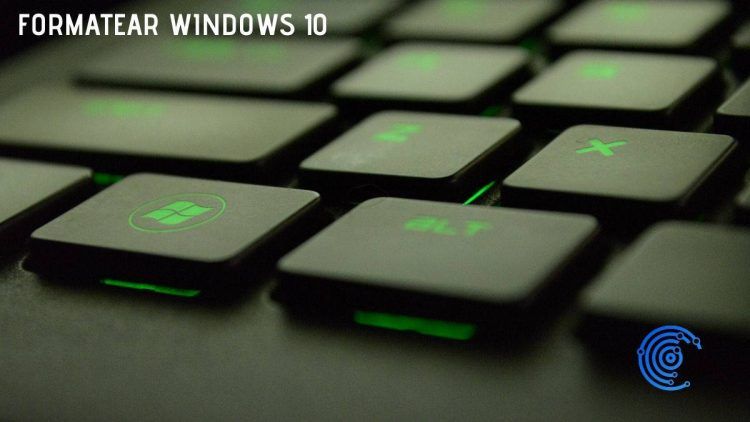 Teclado de ordenador en color negro con letras en verde