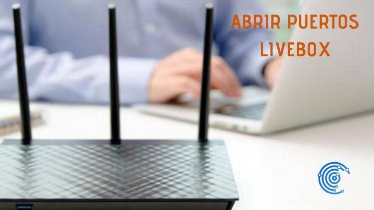 Hombre trabajando con un ordenador portátil conectado a un router