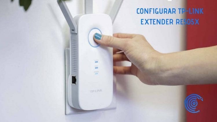 Imagen de la mano de una mujer activando un Tp-Link Extender