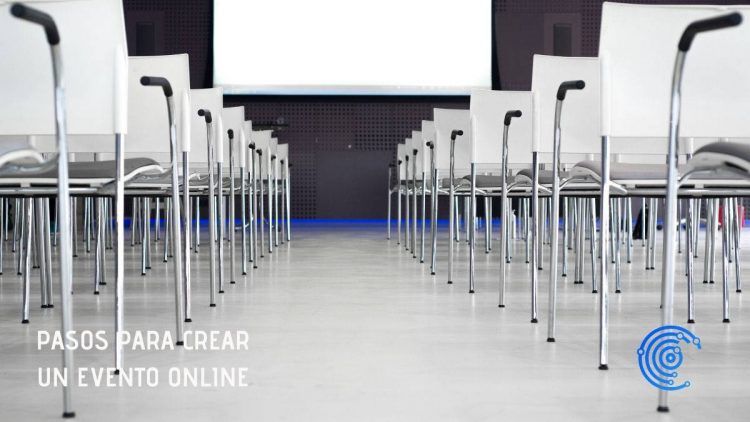 Fotografía en blanco y negro de un aula de formación con las sillas colocadas en fila