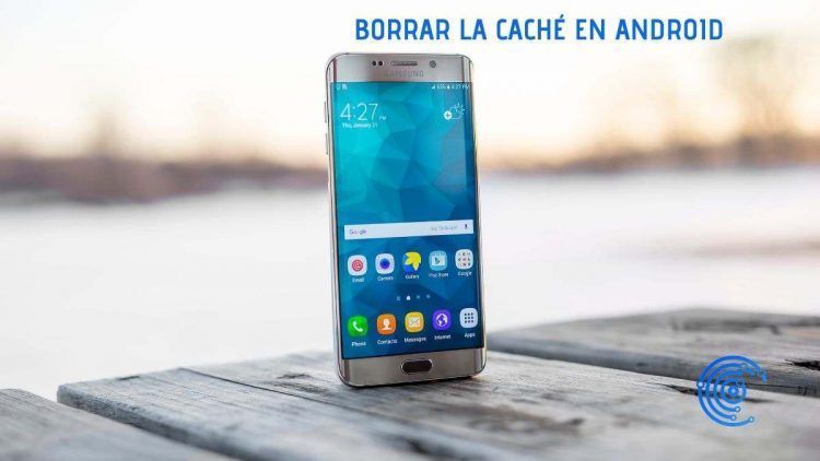 Móvil ANdroid de pie sobre una mesa de madera