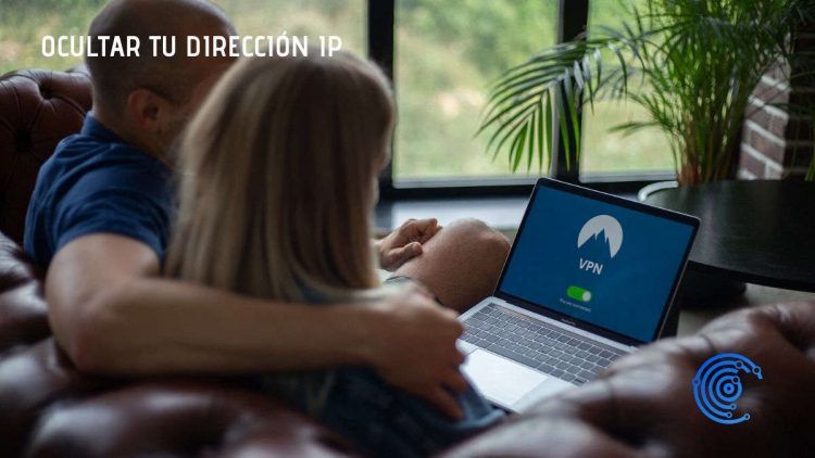 Pareja conectando un ordenador a una VPN