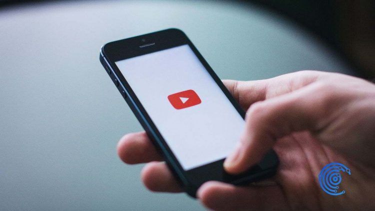 mano sujetando un móvil con la app de Youtube