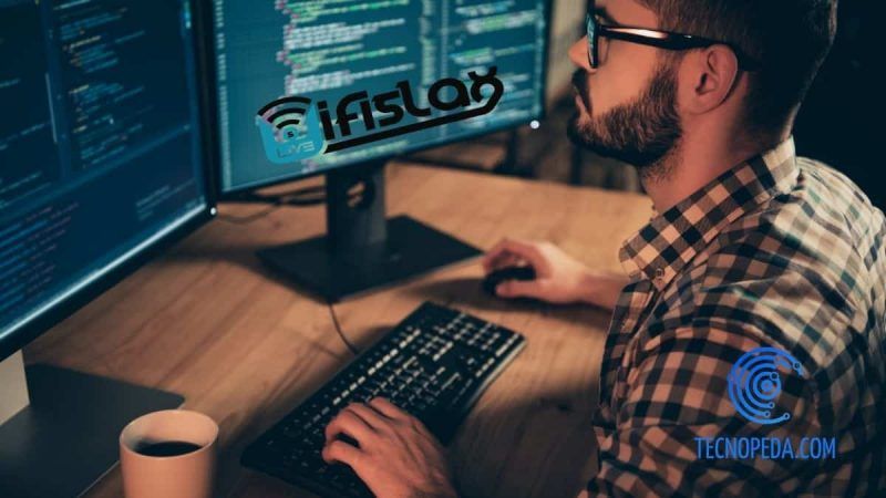 Informático trabajando con WifiSlax