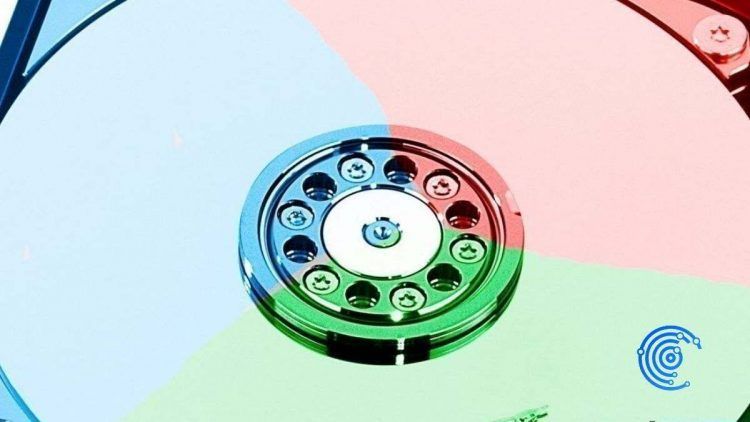 Interior de un disco duro con particiones en distintos colores