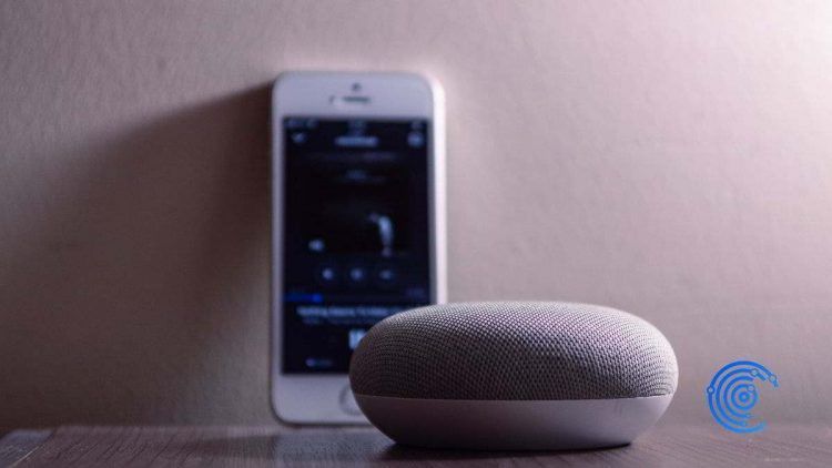 Altavoz inteligente de Google con un móvil