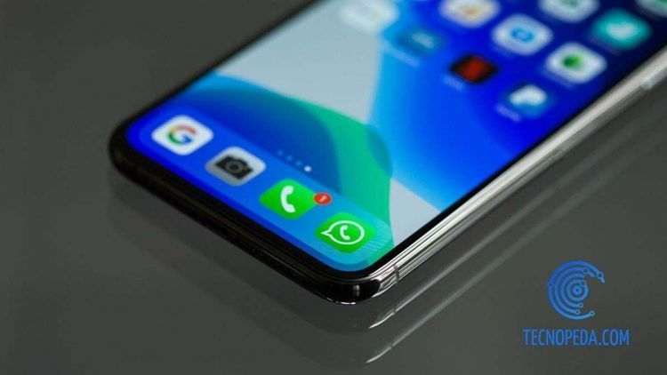 Móvil con Whatsapp instalado