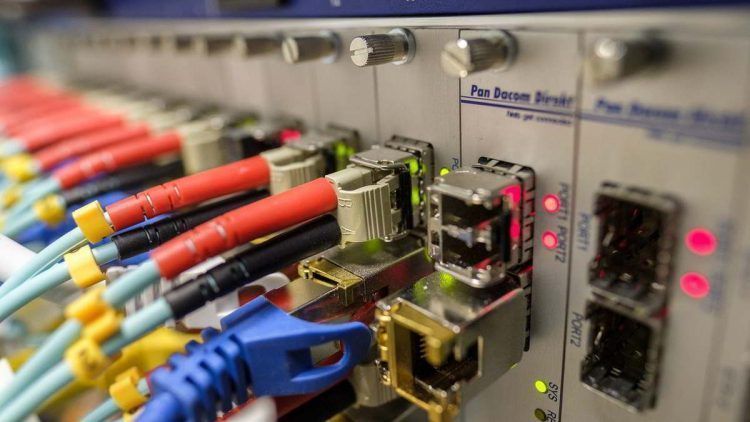 Imagen de cables de red conectados a una centralita