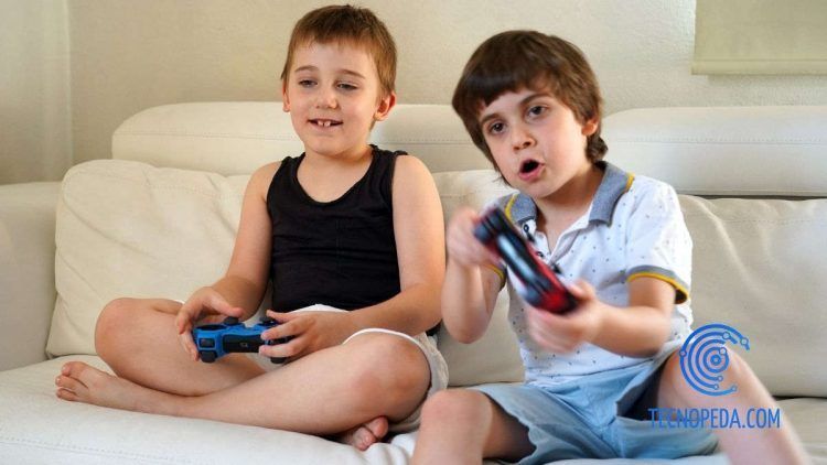 Menores jugando a un videojuego