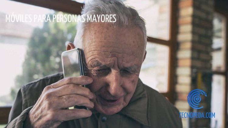 Persona mayor hablando por el móvil