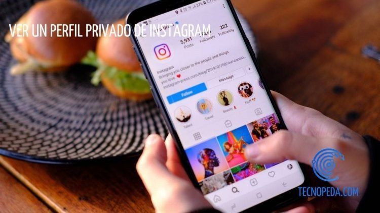 Persona utilizando la app de Instagram