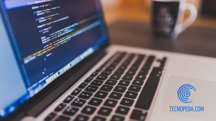 Portátil con código web en la pantalla
