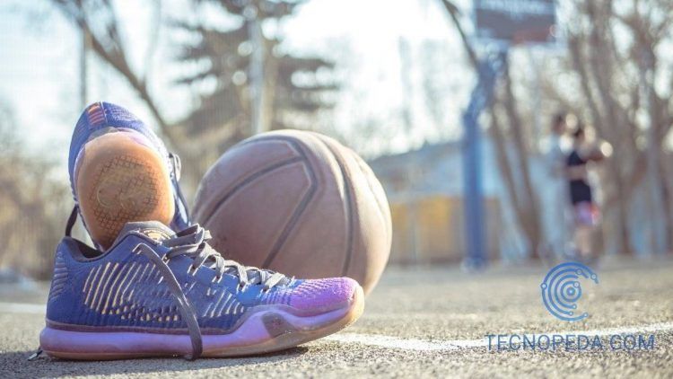 Zapatilla y balón de baloncesto en una pista deportiva