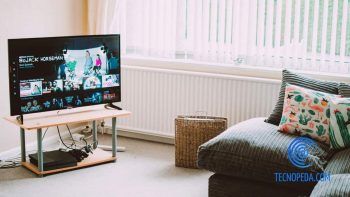 Smart Tv sobre una mesa en el salón