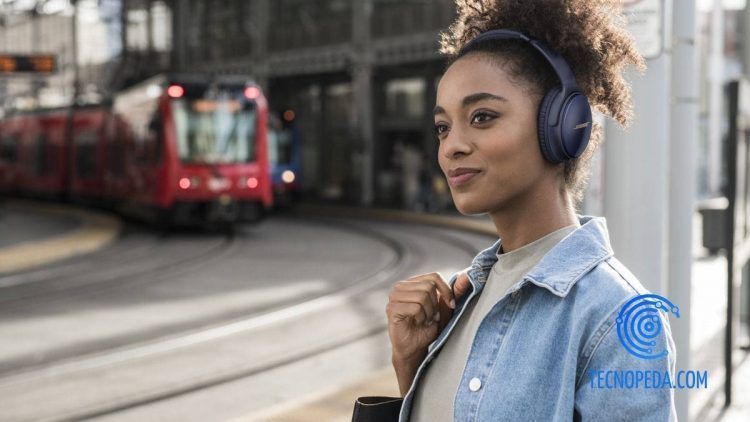 Mujer con auriculares en la calle