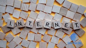 Palabra internet formada con piezas de madera