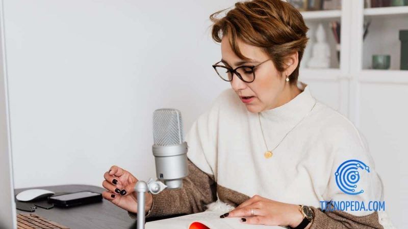 Mujer grabando en voz un texto que está leyendo
