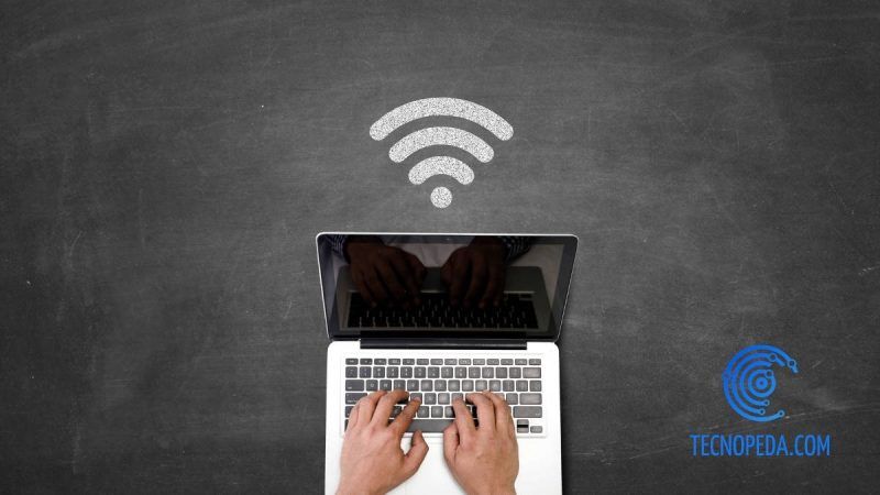 Hombre utilizando un portatil como punto de acceso wifi