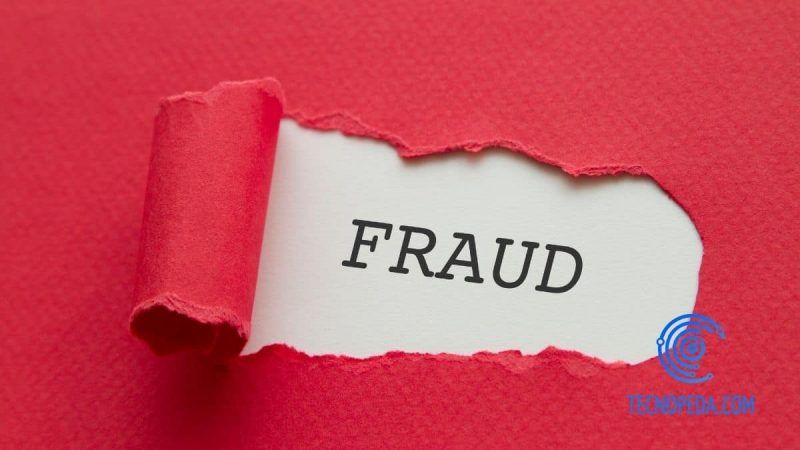 Papel rojo rasgado donde se lee fraude en inglés
