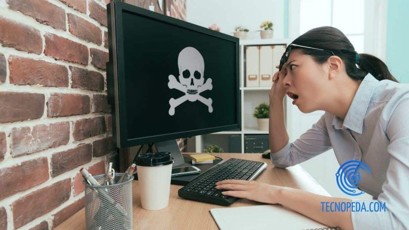 Mujer preocupada por un virus en el ordenador