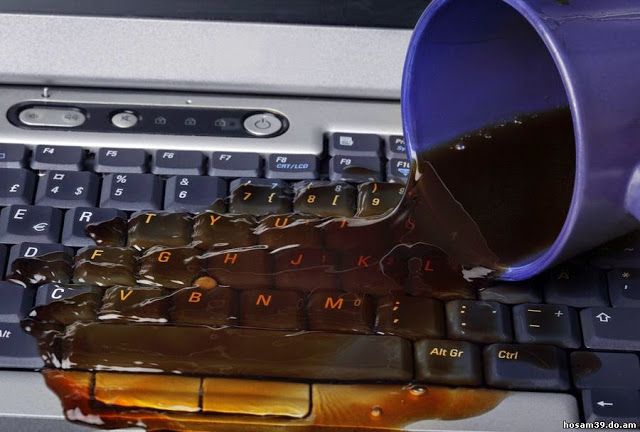 Taza de café derramada sobre el teclado de un portátil