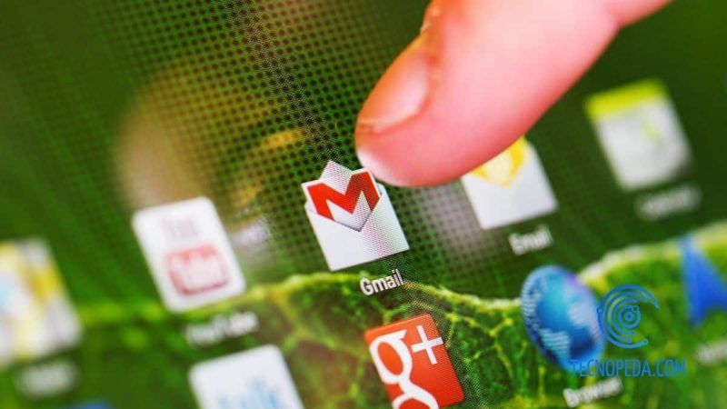 Dedo pulsando sobre el icono de Gmail