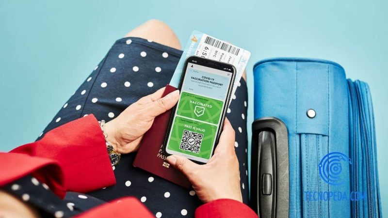 Mujer con pasaporte y certificado digital
