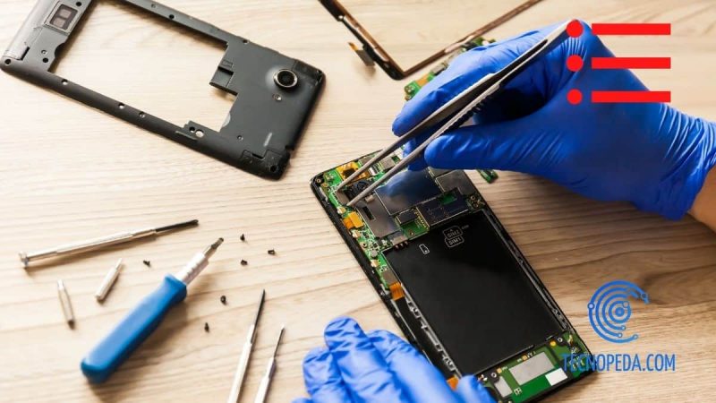 Técnico reparando un móvil
