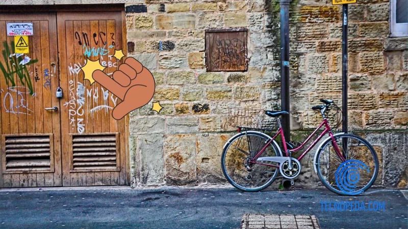 Imagen de una pared con una bicicleta