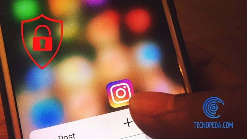 Dedo pulsando el icono de Instagram