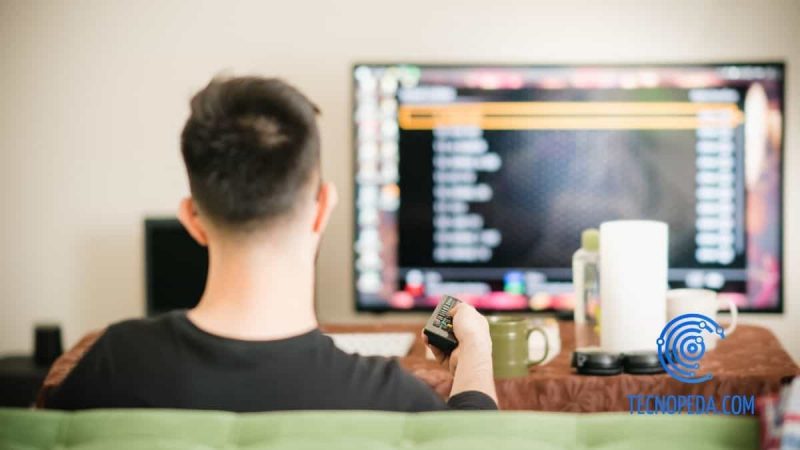 Hombre cambiado de canal de tv