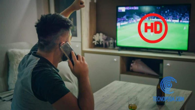 hombre viendo un partido de fútbol en la tele