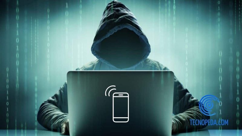 Persona hackeando un móvil