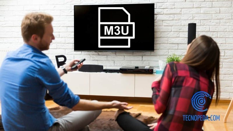 Pareja viendo una listas m3u en la televisión