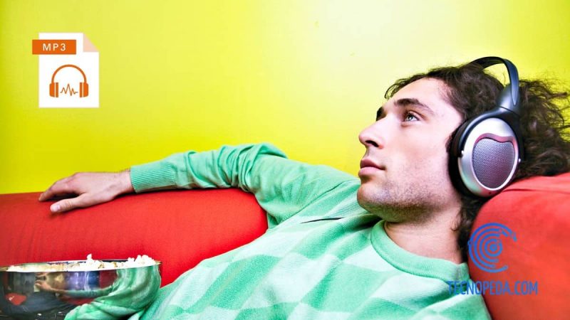 Persona oyendo música con auriculares