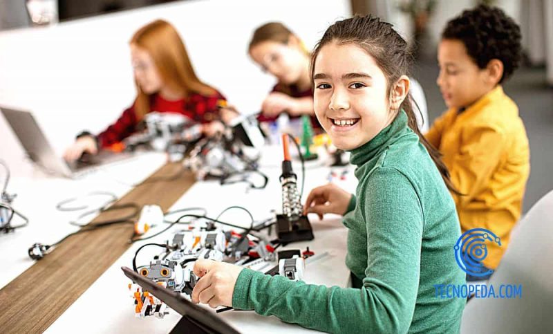 Niños en un aula jugado con robots