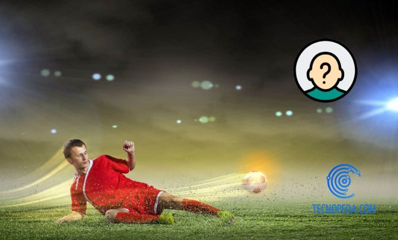 Jugador de fútbol desplazándose por el césped para golpear un balón