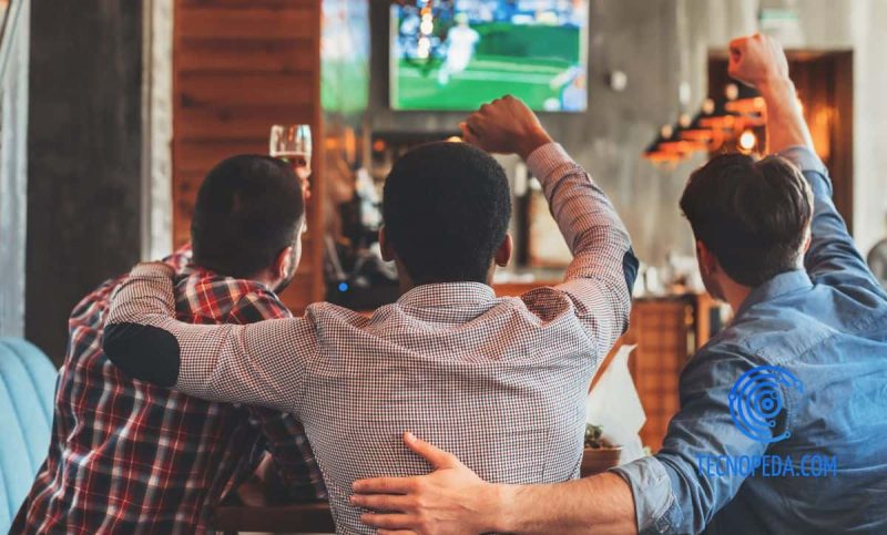 amigos viendo fútbol gratis en la tv