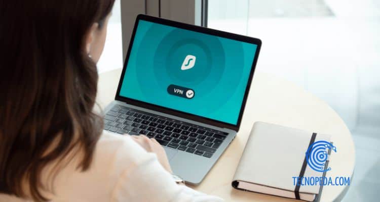 mujer utilizando una de las mejores vpn en su ordenador