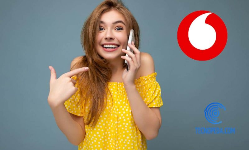 Mujer hablando por el móvil y señalándolo