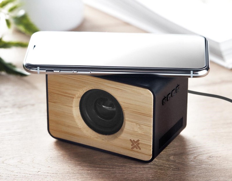 Altavoz de madera con cargador de móvil