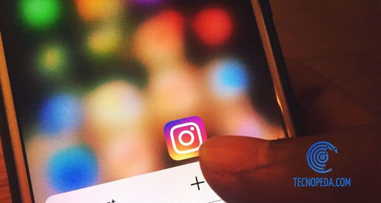 logo de instagram en la pantalla de móvil
