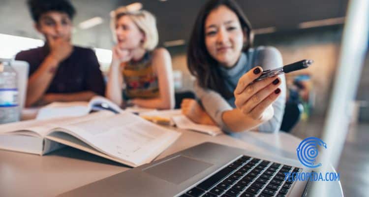 3 universitarias trabajando con un portátil