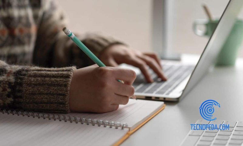 Joven universitario estudiando