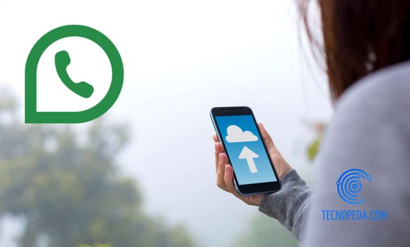Mujer haciendo una copia de seguridad en Whatsapp